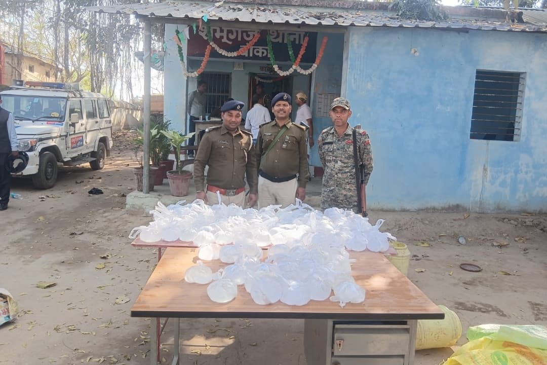 भूमिहारा गांव से 110 लीटर महुआ शराब बरामद, तस्कर फरार