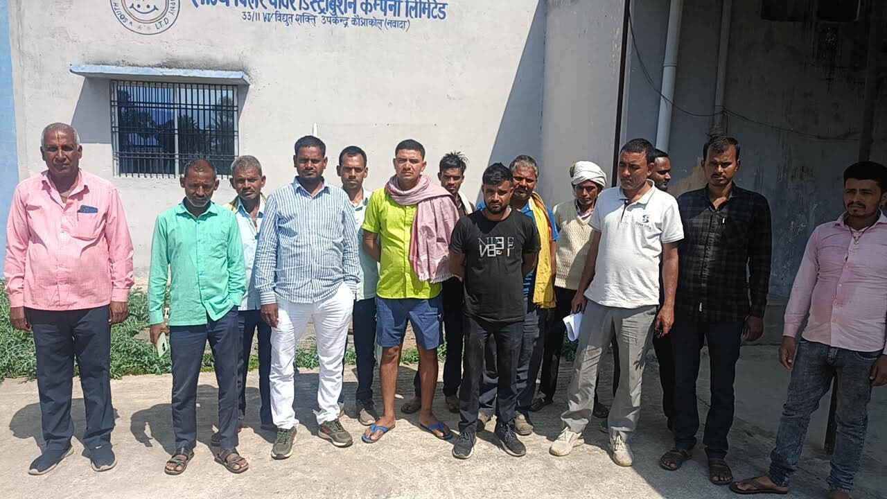 गुआघोघरा गांव में बिजली काटे जाने पर ग्रामीणों का प्रदर्शन