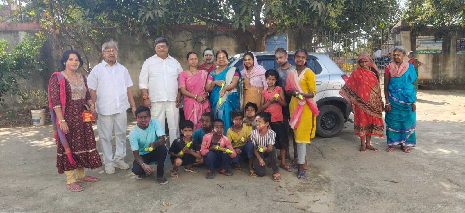 इंटक ने वृद्धा आश्रम में मनायी होली मिलन समारोह