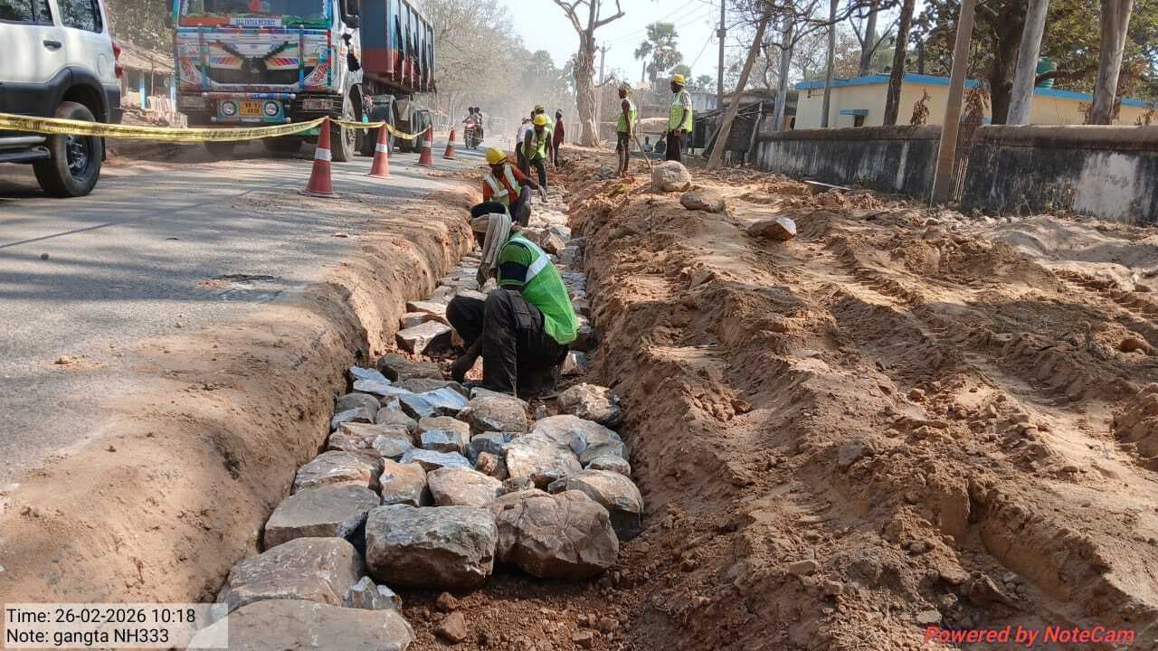 गंगटा जंगल में सड़क किनारे बिछाया जा रहा पत्थर व मोरंग, जाम से मिलेगा छुटकारा : सम्राट