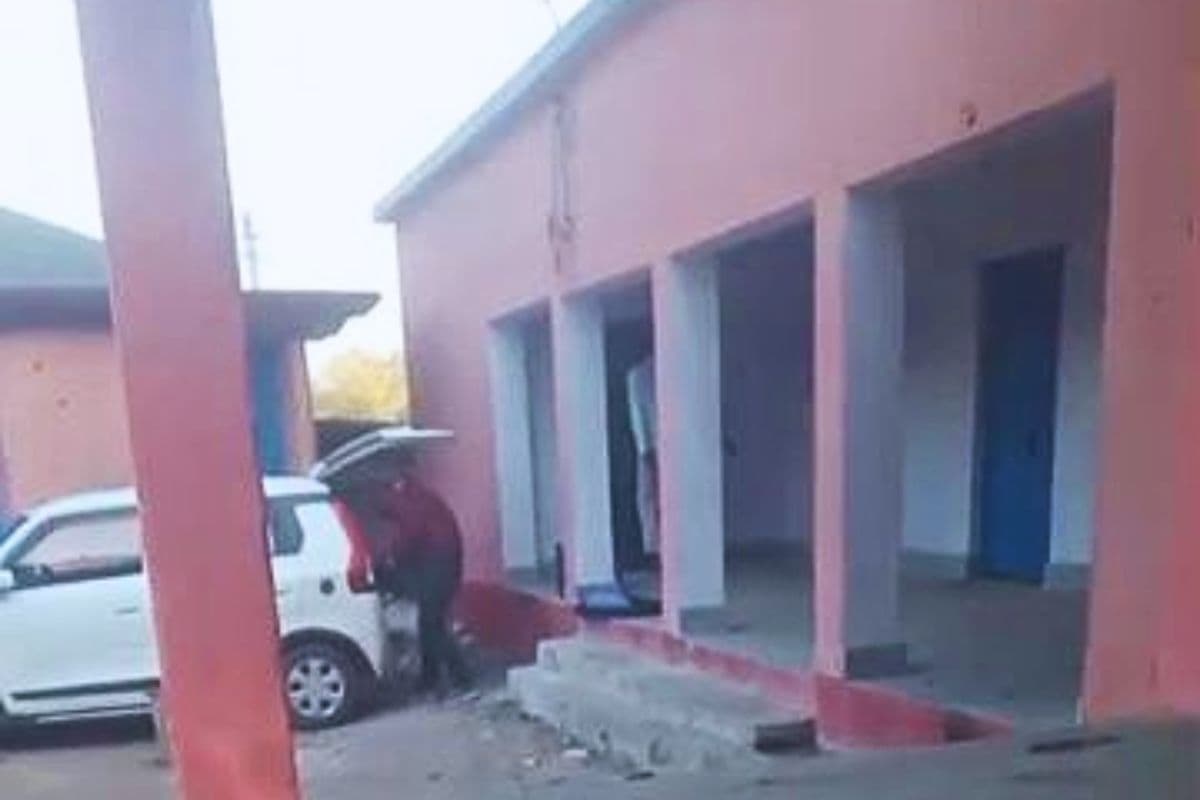 जमुई में ICT लैब के कंप्यूटर हटाने पर मचा हड़कंप, गांववालों के आरोपों पर हेडमास्टर ने क्या दी सफाई