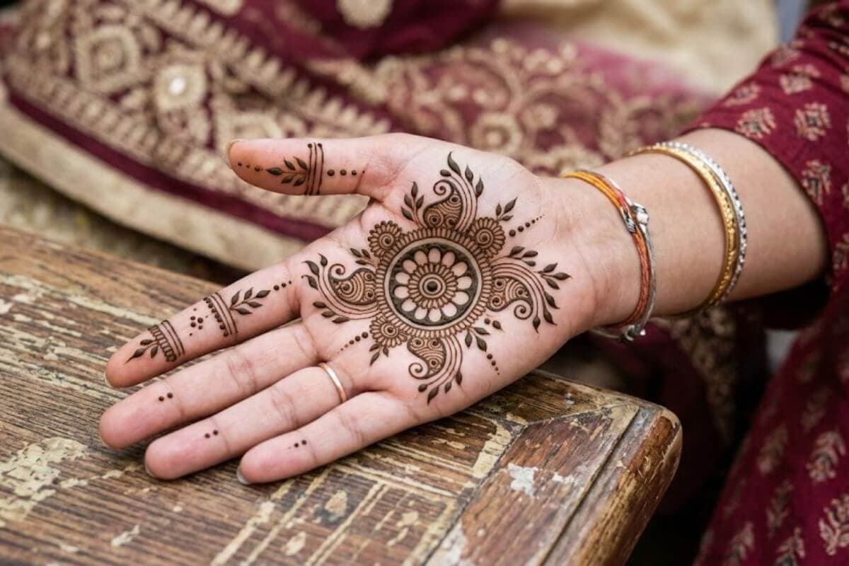 simple centre mehndi