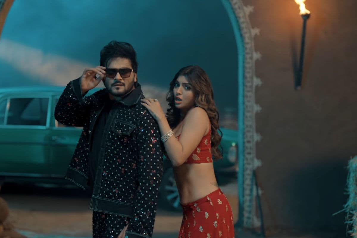 ‘कमर पे तोरा हाथ बा’ गाना रिलीज, आकांक्षा का कातिलाना लुक और अरविंद के स्वैग ने मचाया धमाल