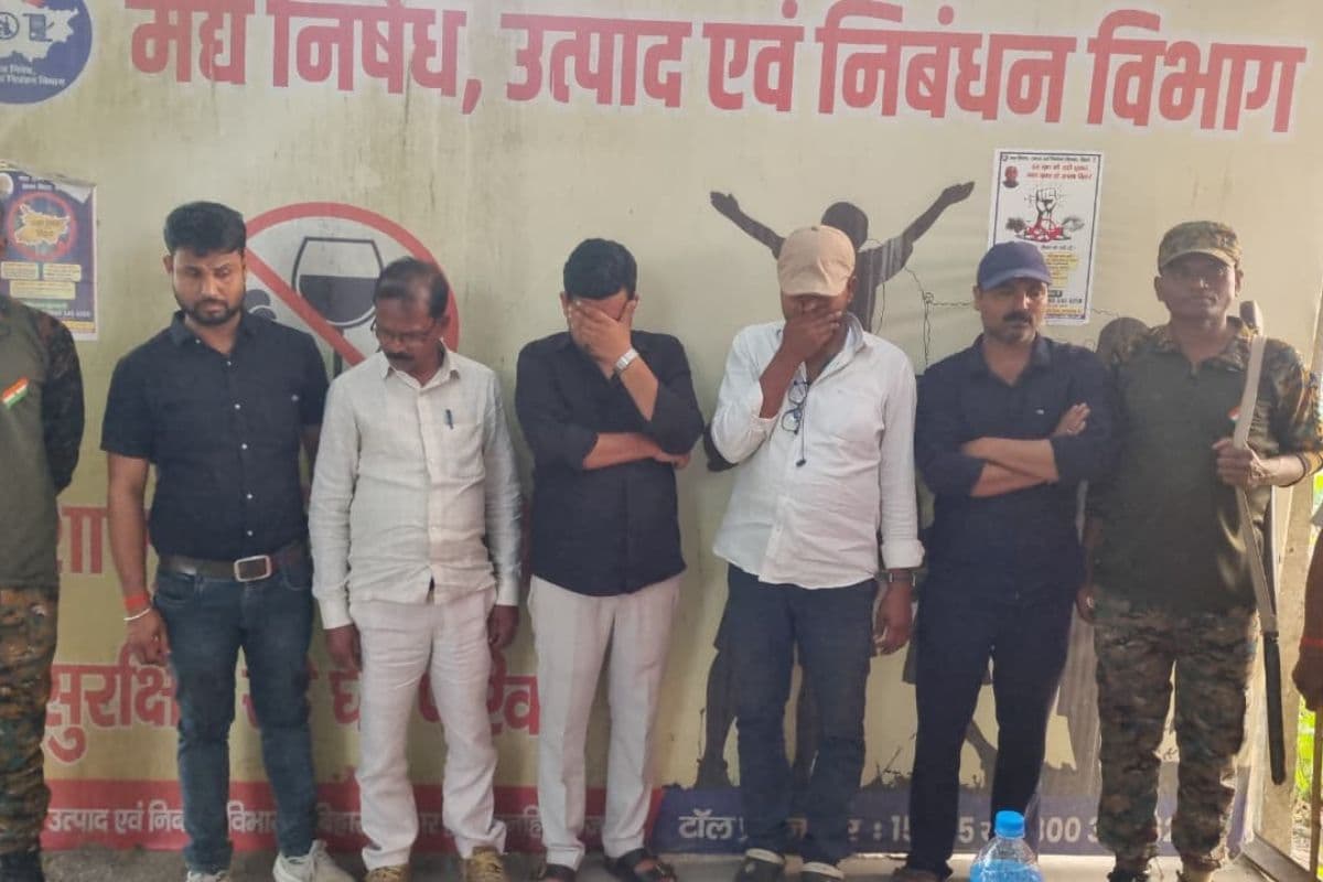 बच्चों को नेपाल घुमाने ले गए 5 सरकारी शिक्षक नशे में गिरफ्तार, बॉर्डर पर खुल गई पोल