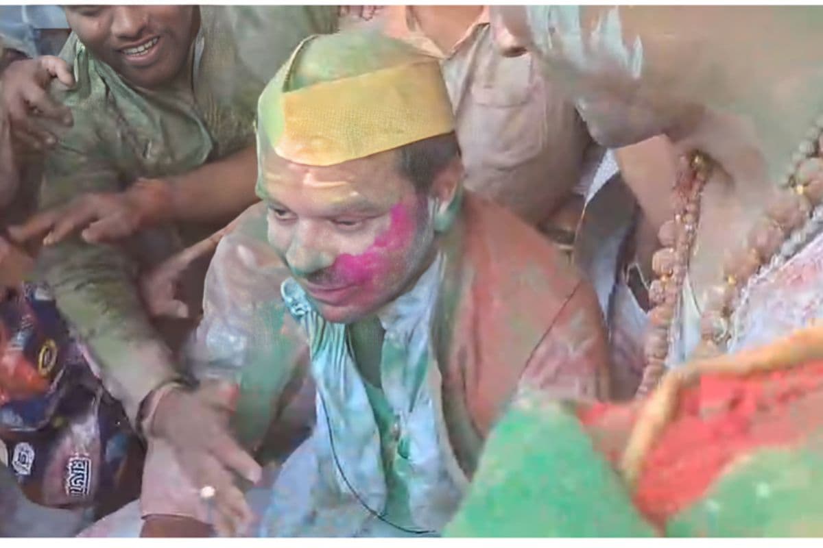 तेजप्रताप यादव ने खेली कुर्ता फाड़ अंदाज में होली,पार्टी दफ्तर में दिखा रंगों का जश्न