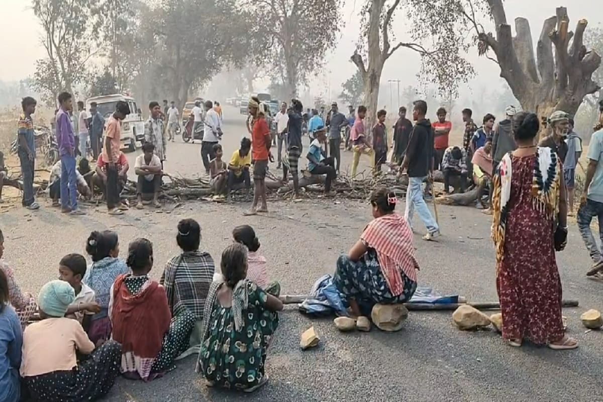 चक्रधरपुर में तेज रफ्तार गाड़ी की चपेट में आने से महिला की मौत, ग्रामीणों ने सड़क किया जाम