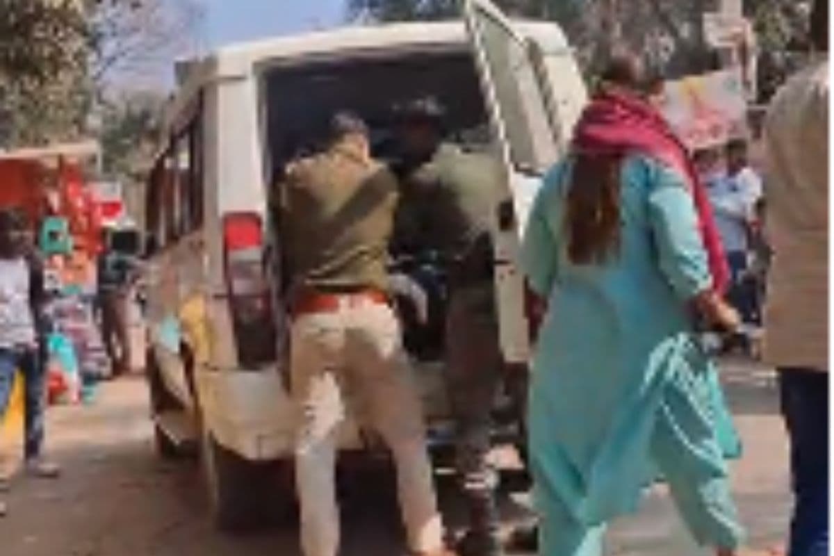 चतरा में महिला अफसर की दबंगई! इटखोरी CO ने युवक पर भांजी लाठियां, गाली देते वीडियो वायरल