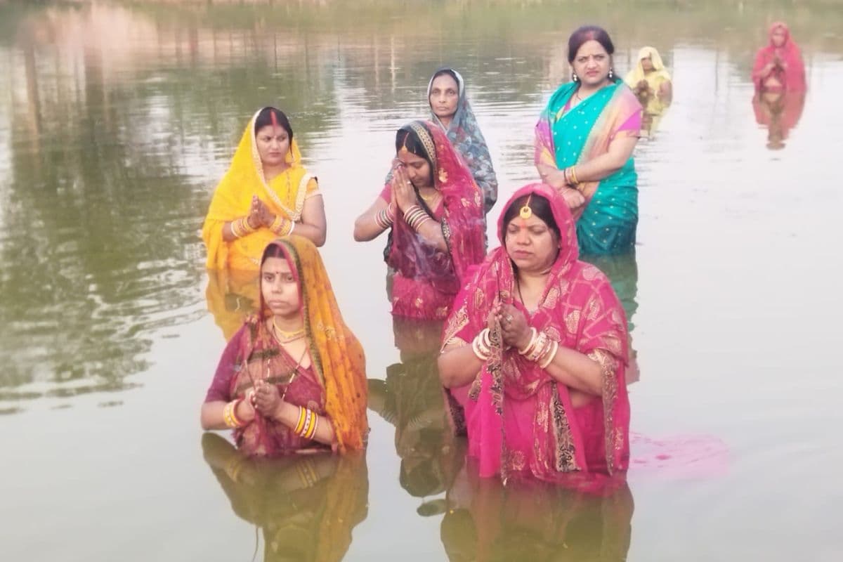 Chaibasa: नोवामुंडी में आस्था का सैलाब, ओड़िया छठ तालाब पर डूबते सूर्य को अर्घ्य
