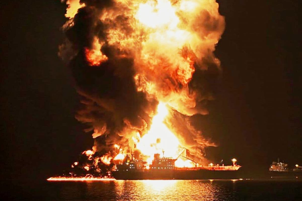 अमेरिका पर दबाव बनाने के लिए ईरान ने होर्मुज स्ट्रेट में मचाया आतंक, 2 भारतीय जहाजों को किया पार