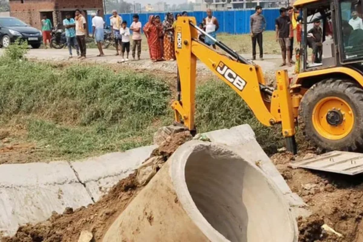 दानापुर में पुलिया निर्माण के दौरान गिरी दीवार, बाल-बाल बचे 4 मजदूर, जांच शुरू