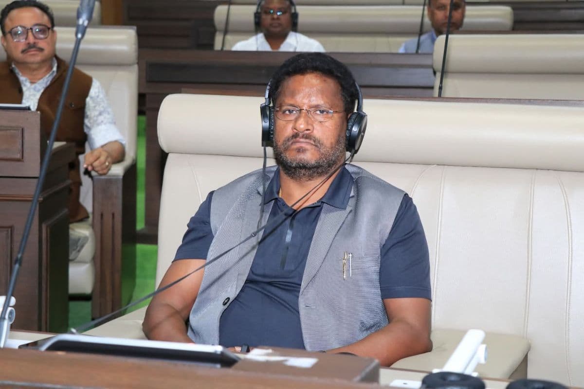 Saraikela: दशरथ गागराई ने की कोल्हान यूनिवर्सिटी में शिक्षकों के खाली पदों को जल्द भरने की मांग