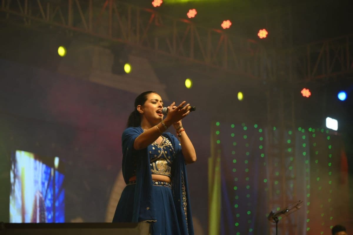 बैद्यनाथ महोत्सव में पूजा चटर्जी ने परफॉर्मेंस से लगायी आग, इंडियन आइडल फेम की आवाज पर झूमा देवघर