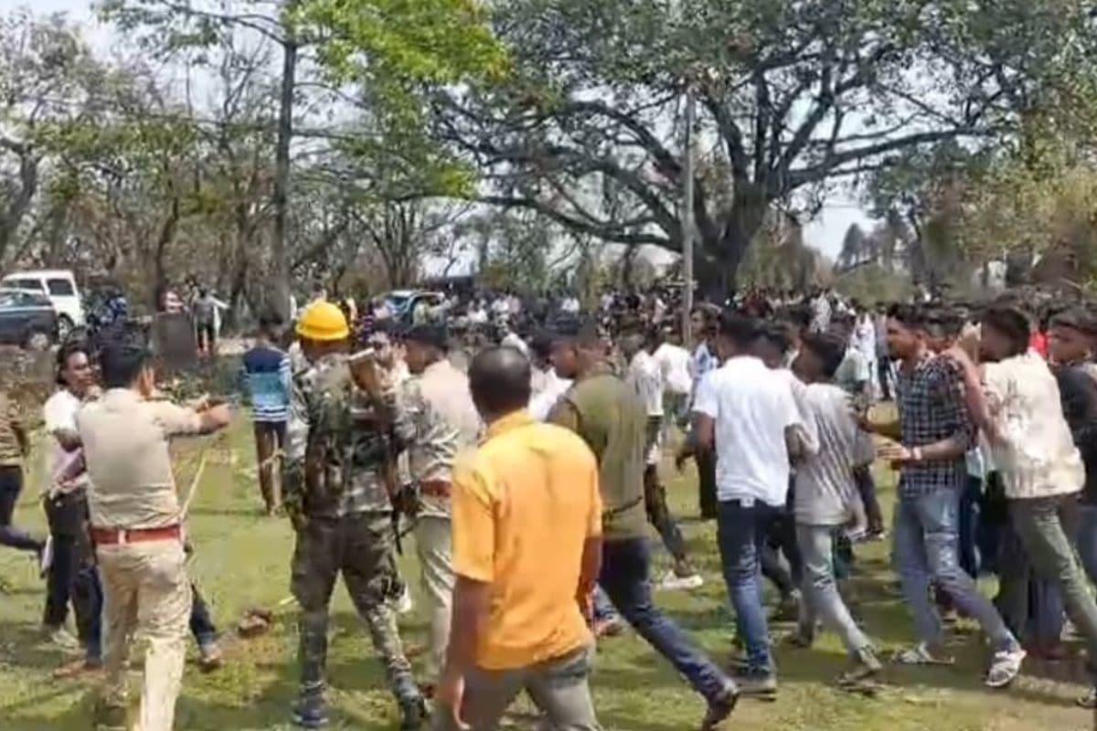 धनबाद में बवाल: अफवाह पर भिड़े दो गुट, थानेदार से धक्का-मुक्की के बाद पुलिस का लाठी चार्ज