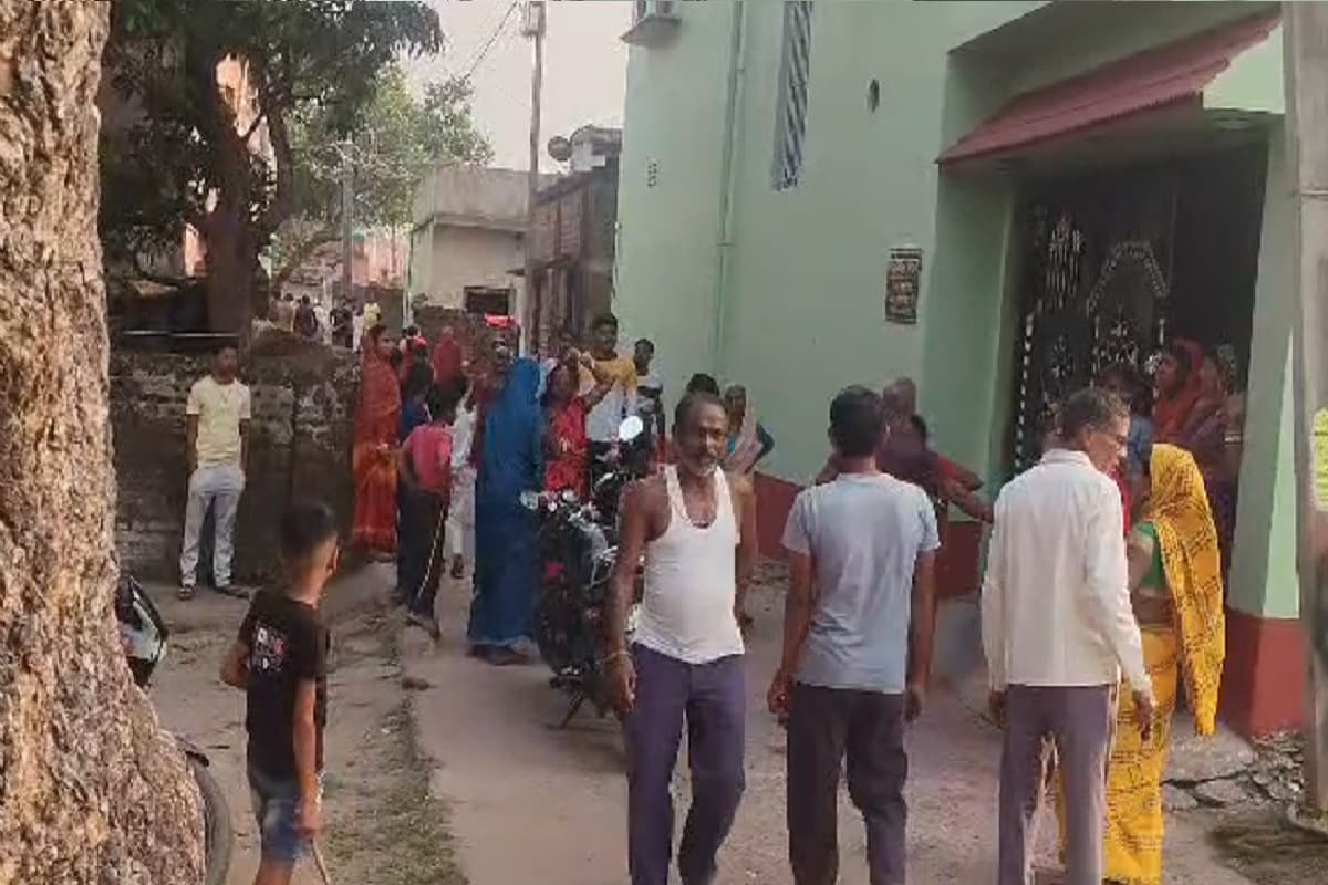 धनबाद के बेहराकुदर में आपसी रंजिश में बमबाजी, इलाके में मची अपरा तफरी