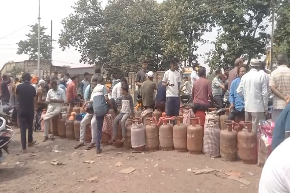 धनबाद में सिलेंडर के लिए घमासान, कहीं लड़ाई तो कहीं सड़क जाम