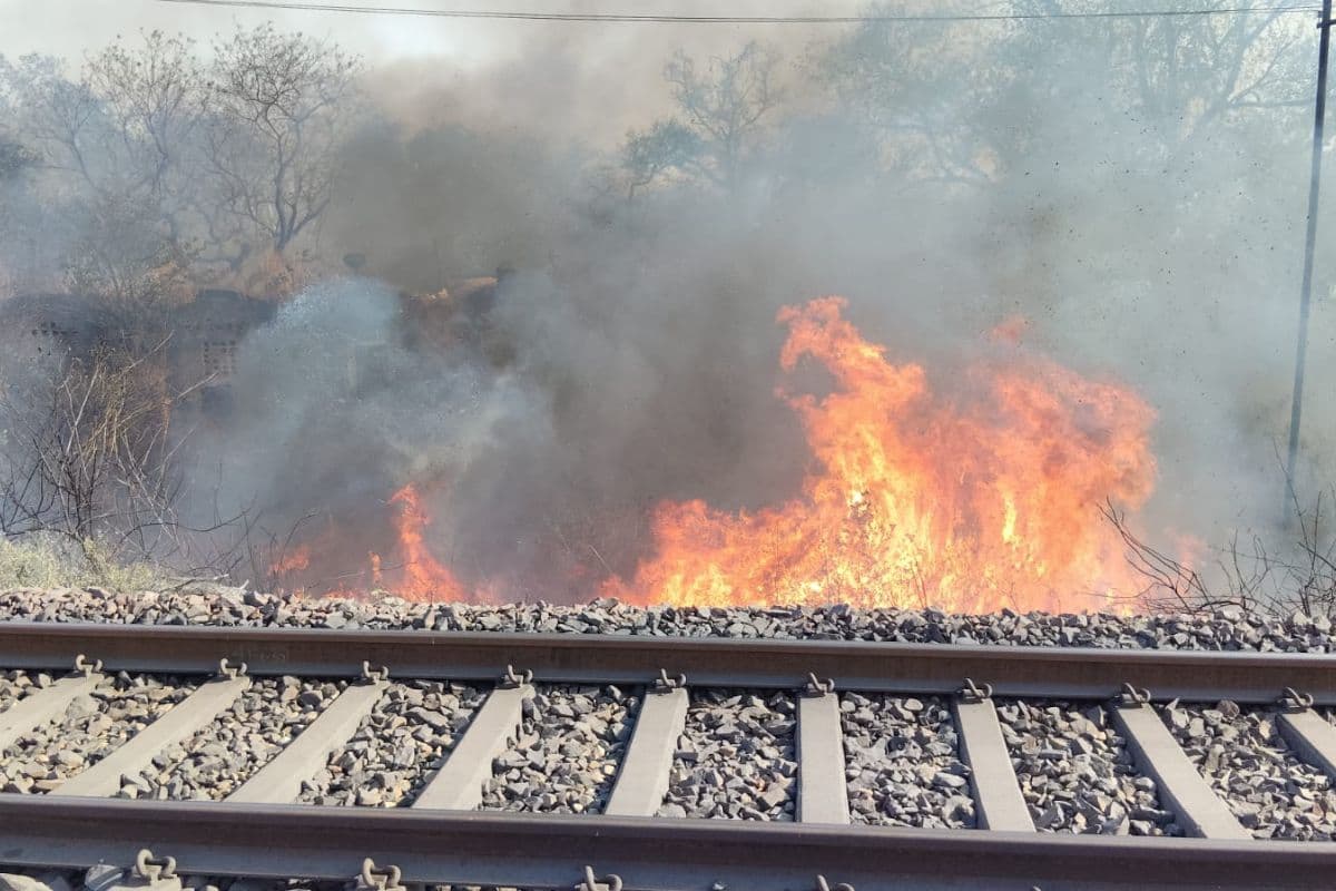 धनबाद-रांची रेलखंड पर फुलारीटांड़ स्टेशन के पास रेल ट्रैक के किनारे लगी आग, 2 घंटे ठप रहा परिचालन