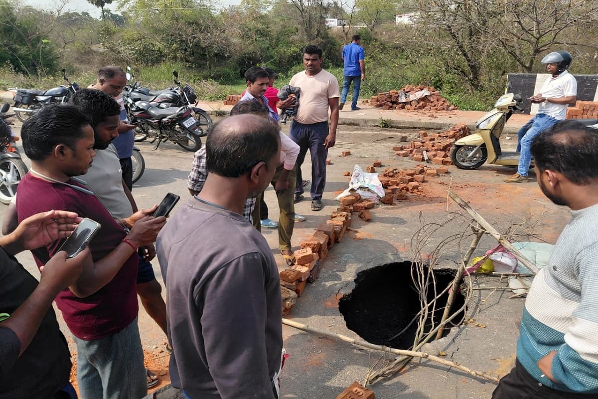 धनबाद नगर निगम की खुल गई पोल, आठ लेन की सड़क पर बन गया गड्ढा! इलाके में दहशत