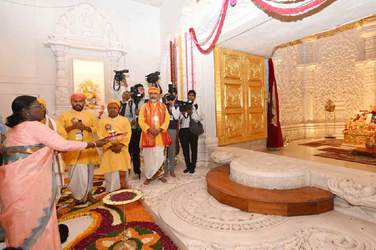 राष्ट्रपति द्रौपदी मुर्मू अयोध्या के राम मंदिर पहुंचीं, श्री राम यंत्र की स्थापना की