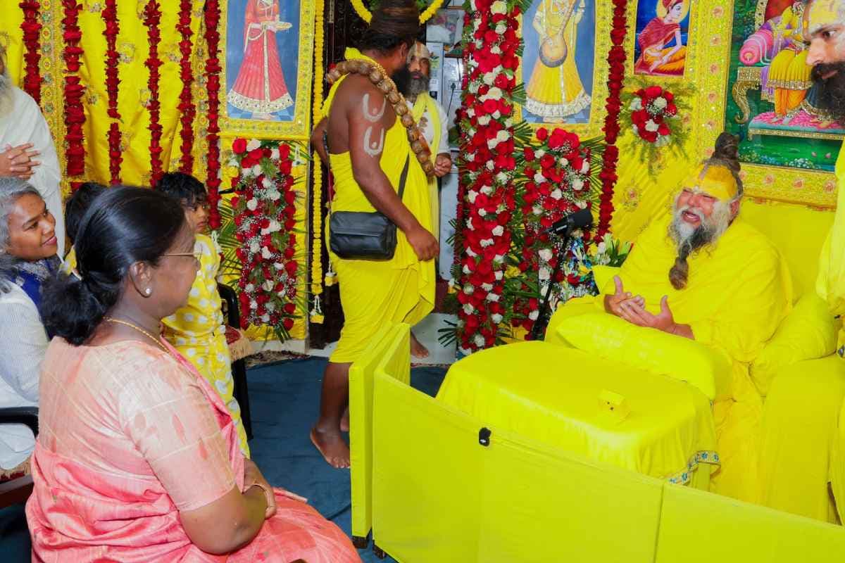 Video: हाथ जोड़कर राष्ट्रपति द्रौपदी मुर्मू पहुंचीं आश्रम, बोले संत प्रेमानंद महाराज- राधे-राधे