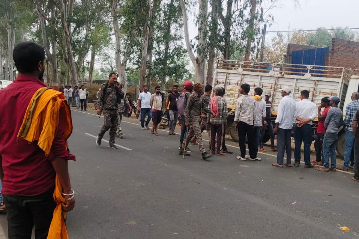 दुमका में ‘यमदूत’ बना मिनी ट्रक: बाइक सवार 2 युवकों को बेरहमी से रौंदा, लाश देख दहल उठे लोग