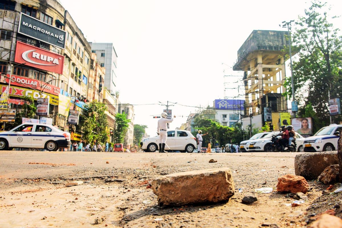 टीएमसी-बीजेपी में पत्थरबाजी पर एक्शन में चुनाव आयोग, पुलिस कमिश्नर से मांगी रिपोर्ट