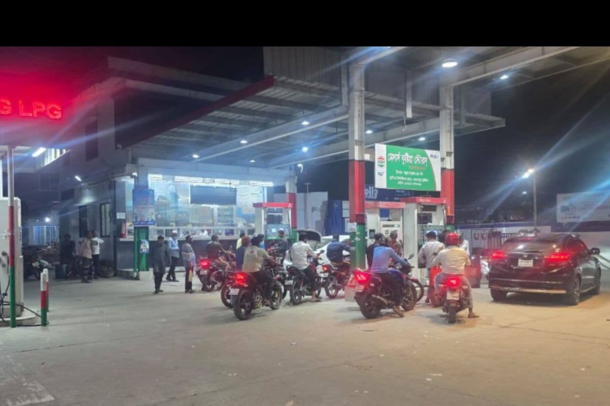 पेट्रोल पंपों पर लंबी लाइनें, नहीं मिल रहे फ्यूल, बाइक वालों का बढ़ा गुस्सा