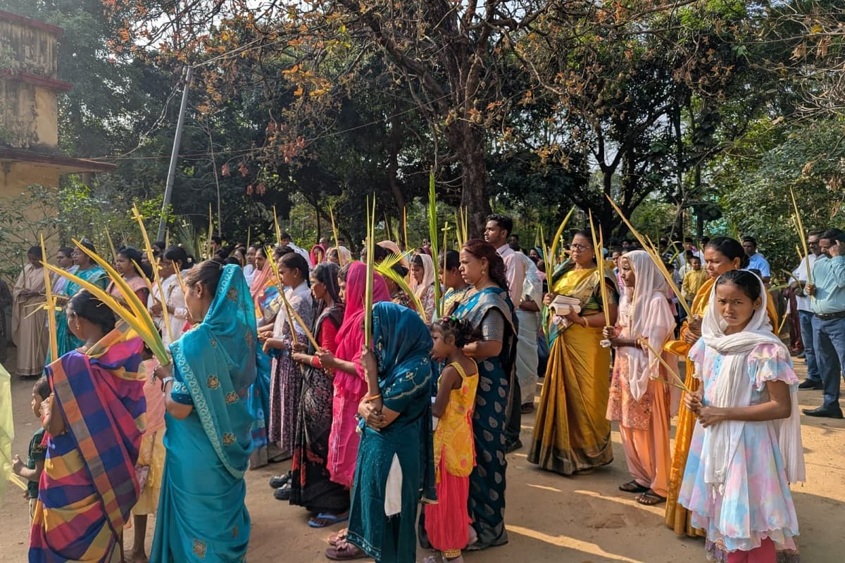 खजूर की डालियों के साथ मसीही समुदाय ने निकाली शोभा यात्रा, गिरिडीह के गिरजाघरों में विशेष प्रार्थना सभा