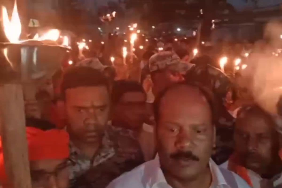 हजारीबाग के विष्णुगढ़ में उमड़ा जनसैलाब, 12 साल की मासूम के लिए कैंडल मार्च, दोषियों को फांसी देने की मांग