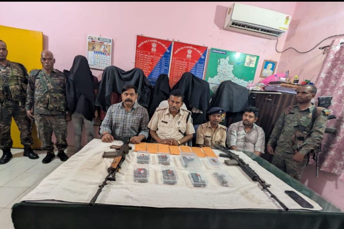 Hazaribagh: उरीमारी में पुलिस ने 8 उग्रवादियों को दबोचा, इंसास सहित कई हथियार बरामद