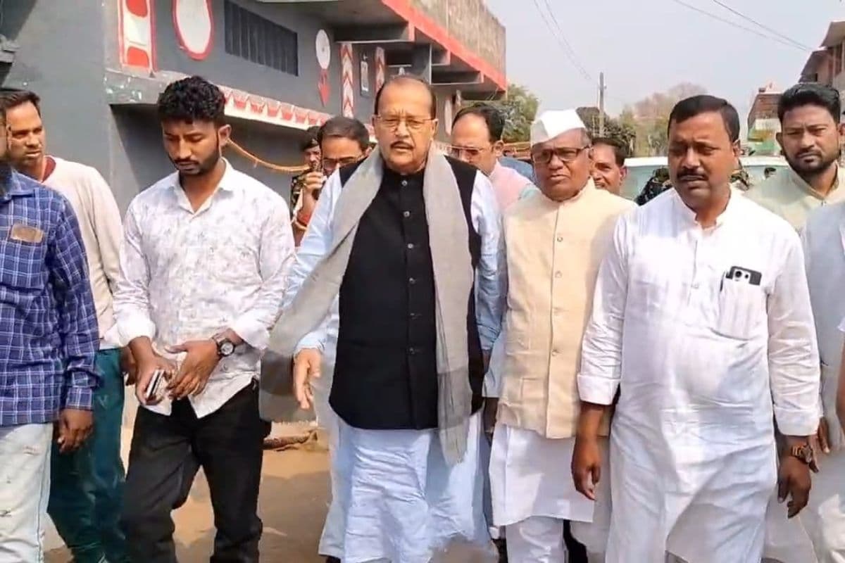 विष्णुगढ़ पहुंचे वित्त मंत्री राधा कृष्ण किशोर, पीड़ित परिवार से की मुलाकात, अधिकारियों की जमकर ली क्लास