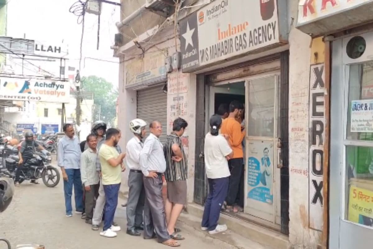 ईरान-इजरायल युद्ध की आंच धनबाद में भी: LPG के लिए मची भगदड़, रेस्टोरेंट्स ने मेनू से हटाये ये डिश