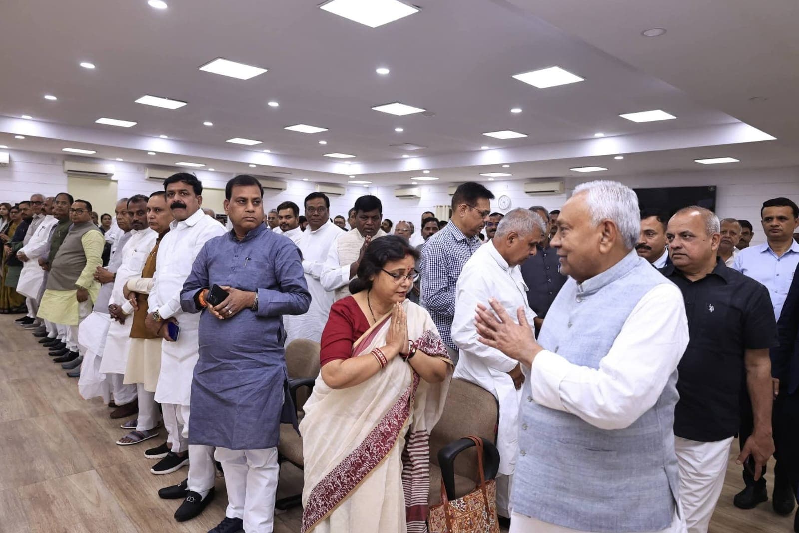 सीएम हाउस की बैठक में रो पड़े विधायक, अब निशांत के हाथों में जाएगी जेडीयू की कमान!