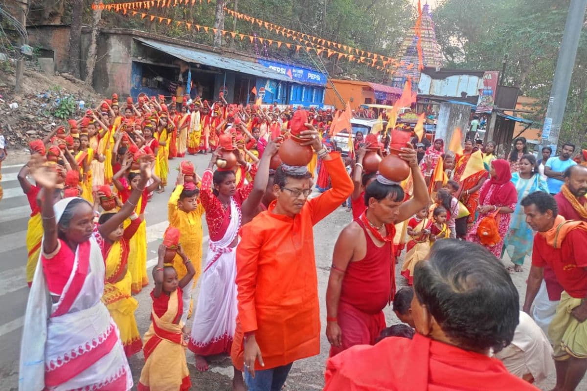जादूगोड़ा में 151 महिलाओं की भव्य कलश यात्रा के साथ शुरू हुआ अखंड नाम संकीर्तन