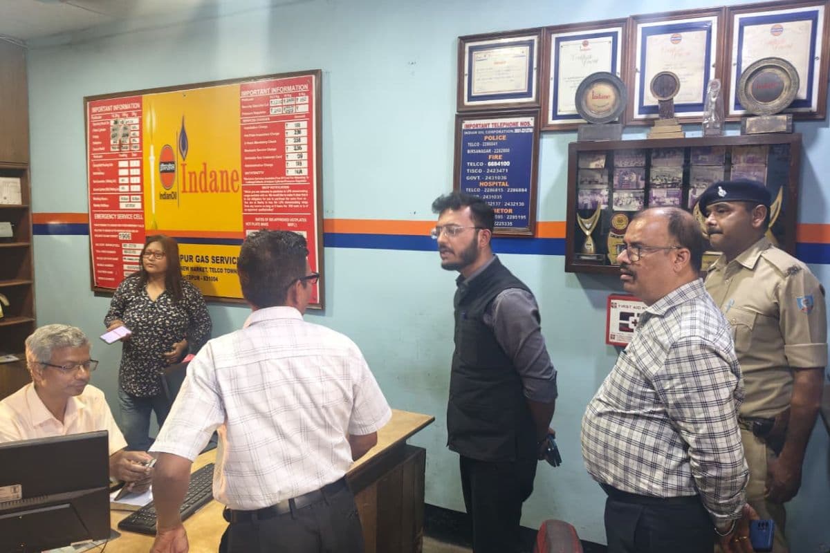 जमशेदपुर में गैस जमाखोरों पर चला प्रशासन का हंटर, मचा हड़कंप, अवैध रिफिलिंग की दुकान सील