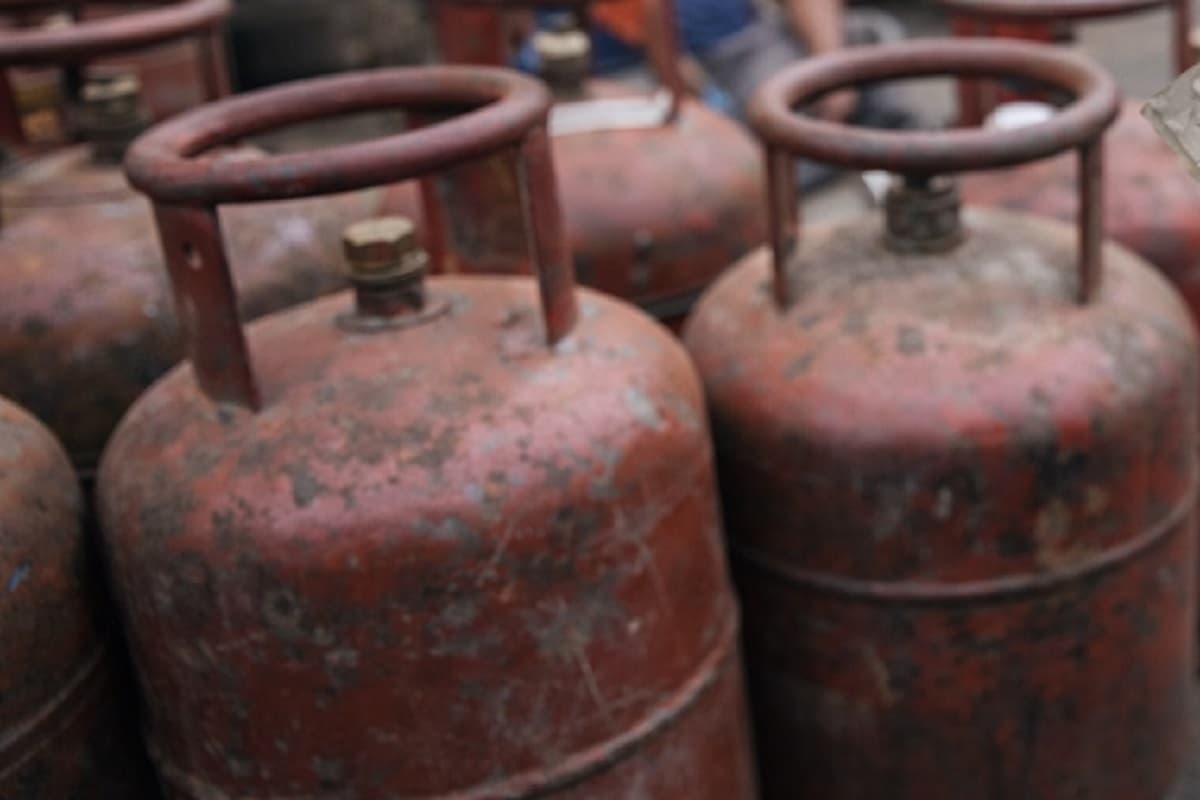 जमशेदपुर के टाटा कमिंस में रसोई गैस की भारी किल्लत, कर्मचारियों की थाली से चपाती गायब