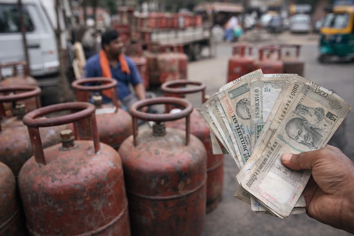 जमशेदपुर में रसोई गैस की कालाबाजारी, 2800 में 953 का सिलेंडर बेच रहे बिचौलये