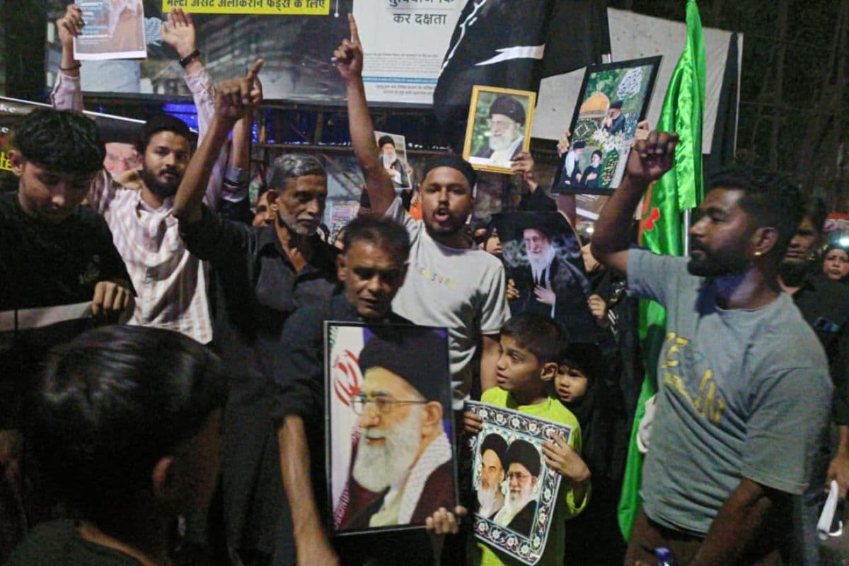 खामनेई की मौत के विरोध में जमशेदपुर में उबाल, निकला कैंडल मार्च