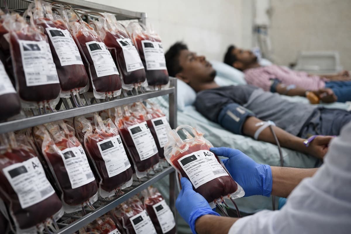 झारखंड में गैस के बाद अब खून का संकट, रिप्लेसमेंट पर दिया जा रहा ब्लड