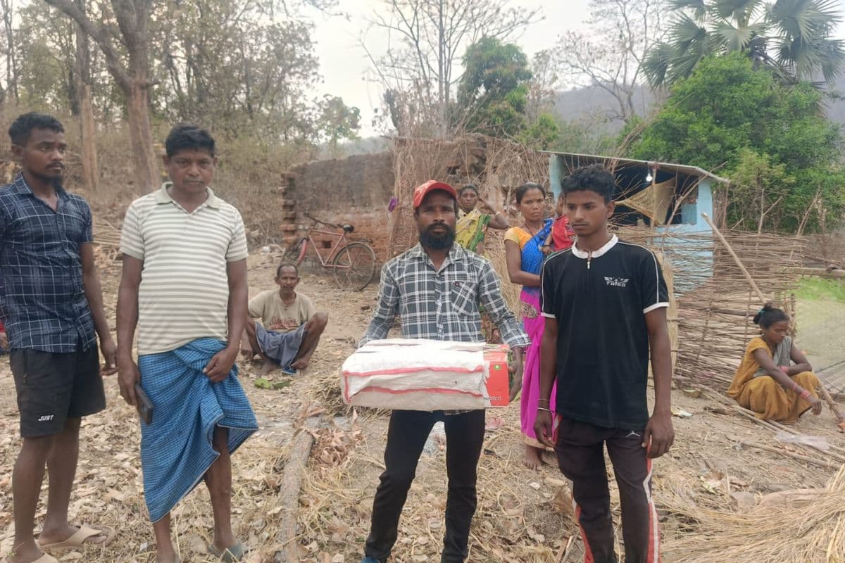 झारखंड की स्वास्थ्य व्यवस्था की मौत: एंबुलेंस नहीं मिली तो डिब्बे में मासूम का शव लेकर पैदल निकला बेबस पिता