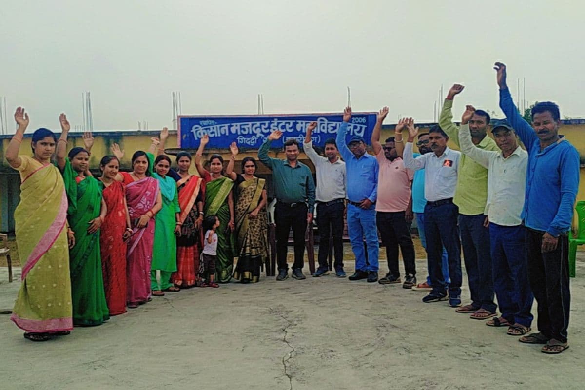 4 लाख छात्रों की पढ़ाई ठप, सड़क पर उतरे झारखंड के वित्तरहित शिक्षक, हाईकोर्ट जाने की कर रहे तैयारी