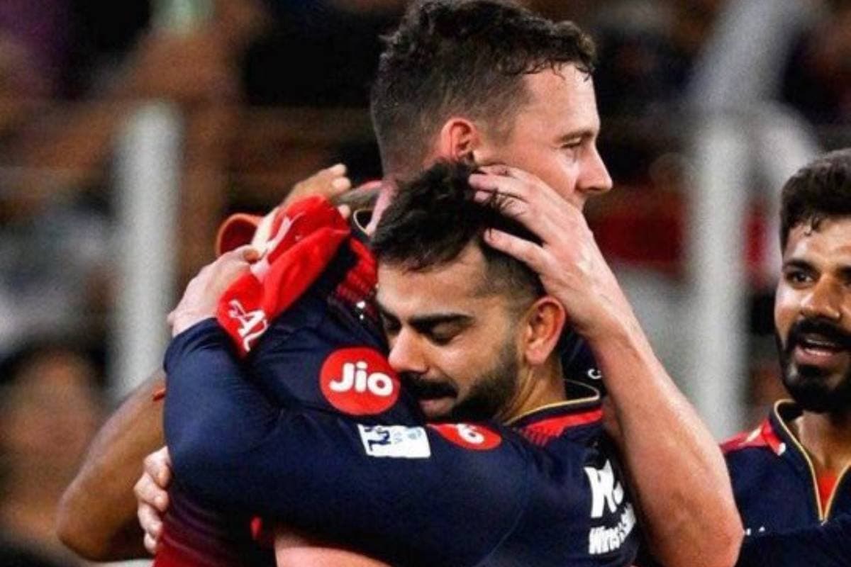 IPL 2026: RCB को चैंपियन बनाने वाला गेंदबाज भारत पहुंचा, शुरुआती मैचों में खेलने पर सस्पेंस