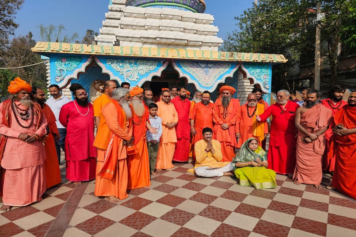 खरसावां पहुंचा धार्मिक तीर्थस्थलों के संतों का जत्था, हरिभंजा जगन्नाथ मंदिर में किया दर्शन-पूजन