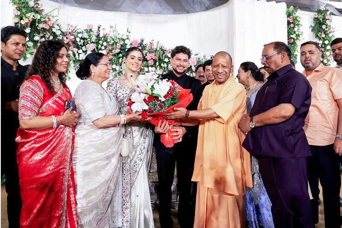 कुलदीप यादव के रिसेप्शन में पहुंचे सीएम योगी, क्रिकेटर्स का लगा जमावड़ा, विंटेज कार से हुई एंट्री