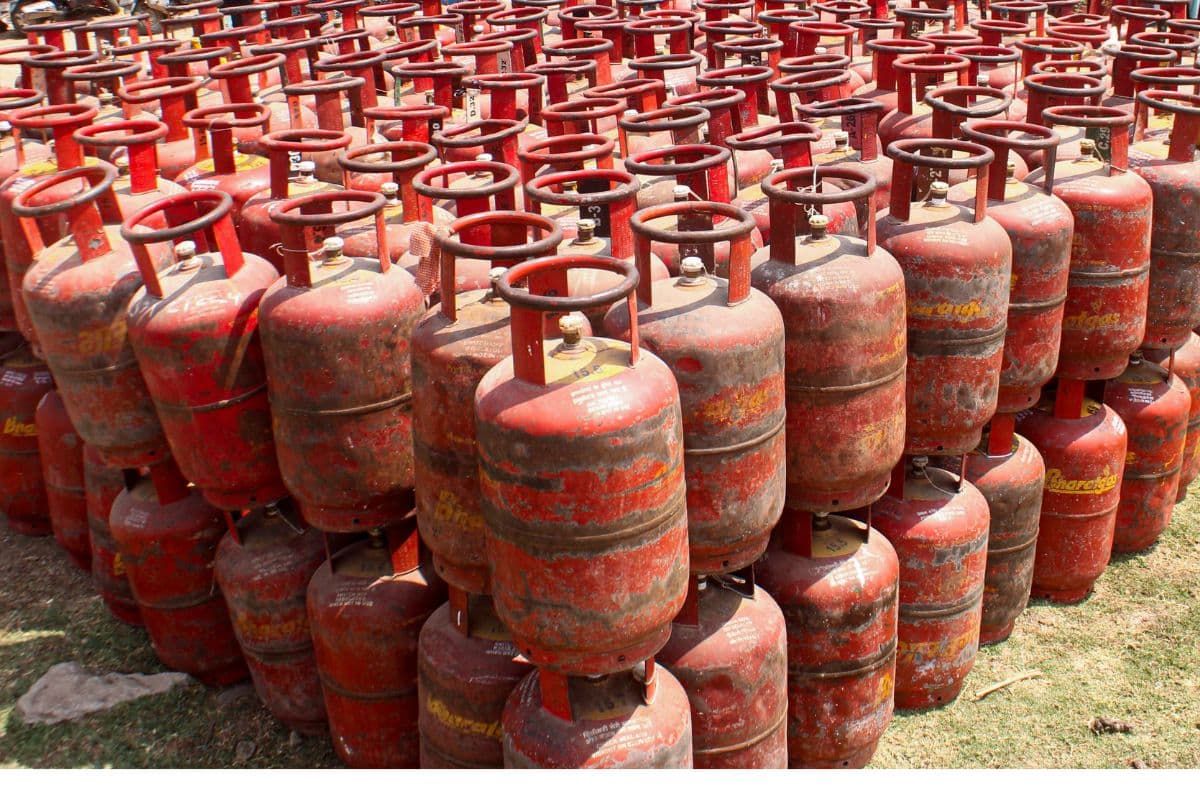 LPG कालाबाजारी के खिलाफ ताबड़तोड़ कार्रवाई, 15 हजार सिलेंडर जब्त; 12000 छापे मारे गए