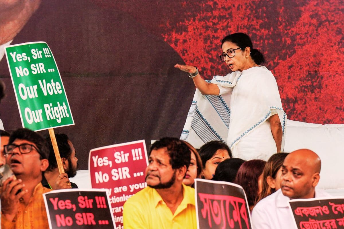 ममता बनर्जी ने कहा- धरना स्थल पर पीएम मोदी के कार्यक्रम के परचे बांटने वालों को पुलिस को सौंपें