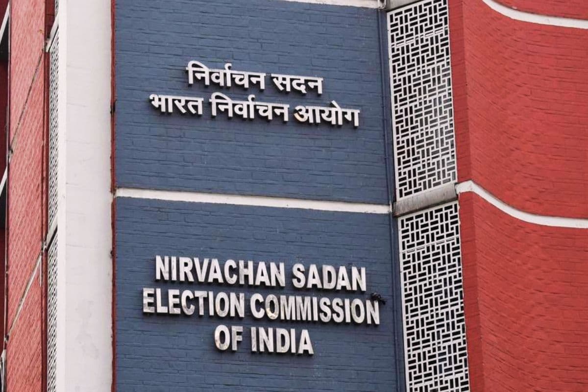 मुर्शिदाबाद में इफ्तार पार्टी में शामिल हुए अर्धसैनिक बल के 7 जवानों पर गिरी गाज, 2 हिरासत में, 5 का ट्रांसफर