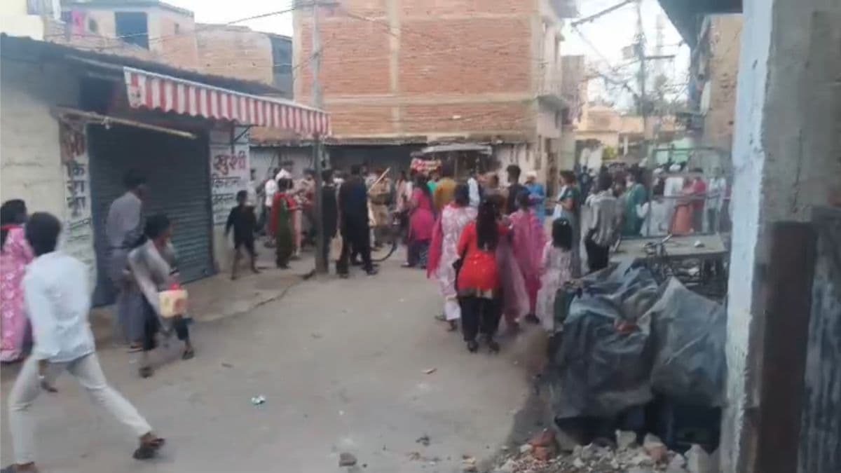 मामूली ‘झूले’ के लिए चलीं लाठियां और पत्थर, महिलाओं-बच्चों समेत कई लहूलुहान