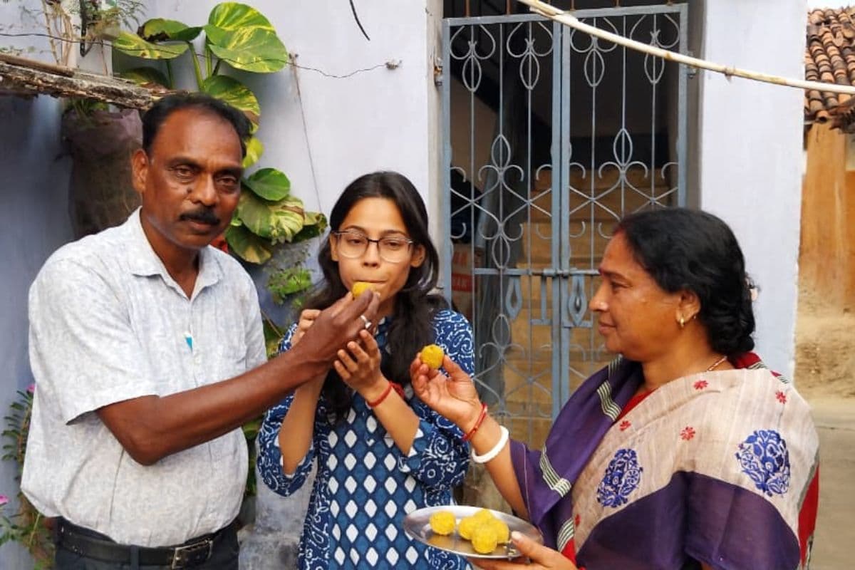 Saraikela: आंगनबाड़ी सेविका की बेटी बनी फूड सेफ्टी ऑफिसर, खुशी से पूरा परिवार गदगद