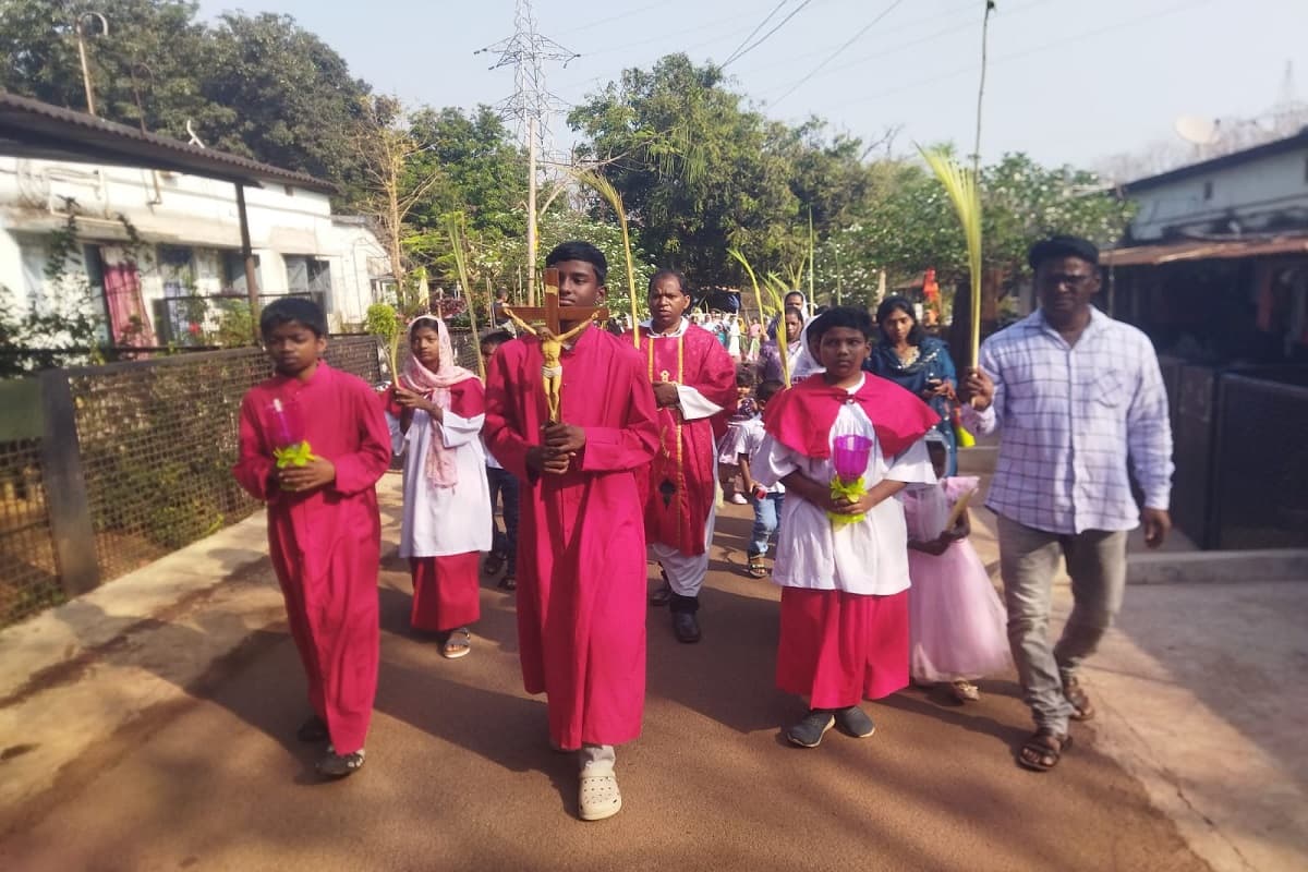 होसन्ना गीत से गूंज उठा नोवामुंडी, हर्षोल्लास से मनाया गया पाम संडे