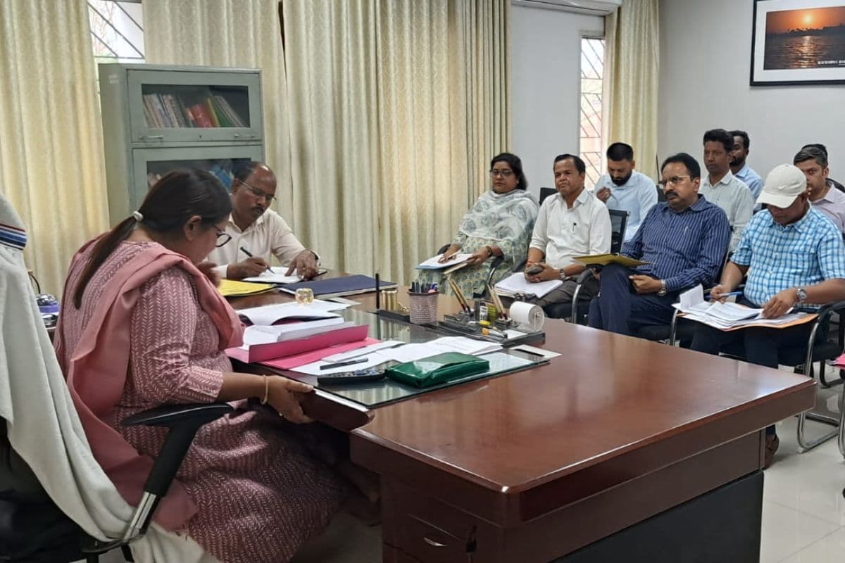 राजस्व वसूली में ढिलाई देख भड़कीं पलामू कमिश्नर कुमुद सहाय, लापरवाही पर अधिकारियों को कार्रवाई की चेतावनी